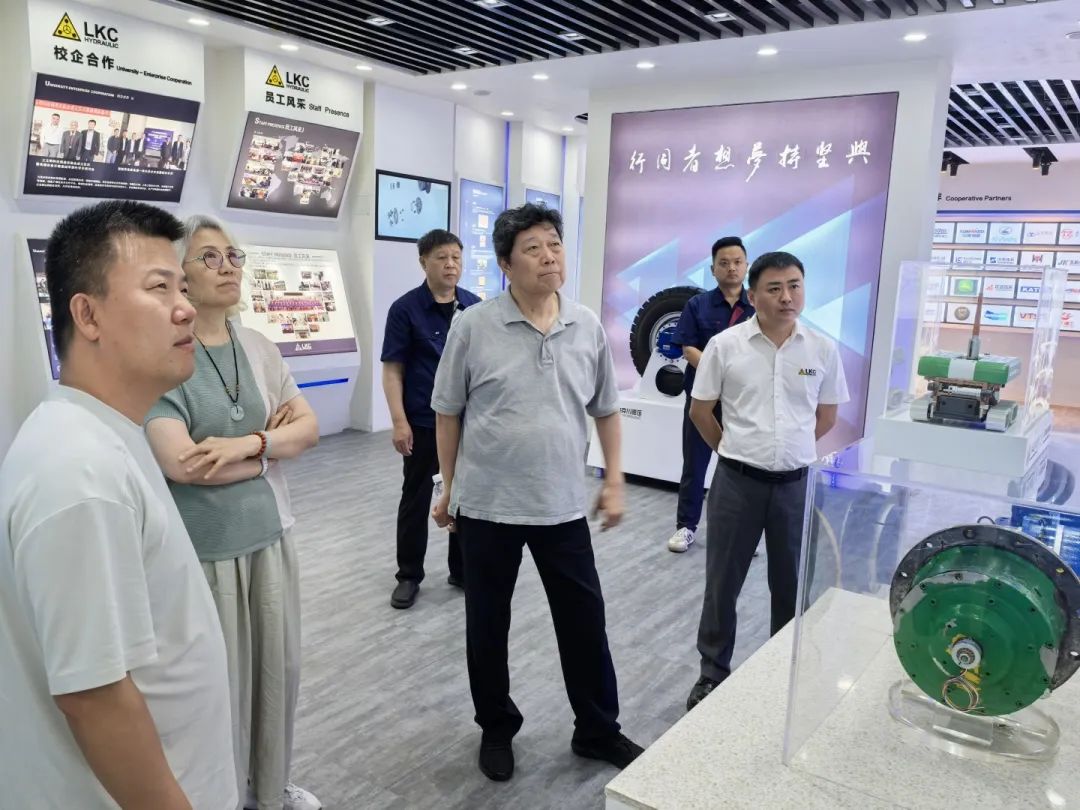 中国液压气动密封件工业协会理事长杜旭东一行莅临我公司参观指导1.jpg